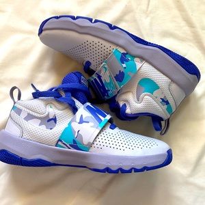 Nike Size 5.5Y Blue and Grey Tennis Shoes